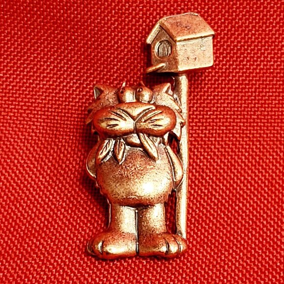 Vintage JJ Brooch Pin Funny Cat Eating Bird Birdhouse Copper - Picture 1 of 7